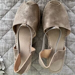 Andre Assous Dainty Espadrille Wedge, Pewter leather-Women’s size 7